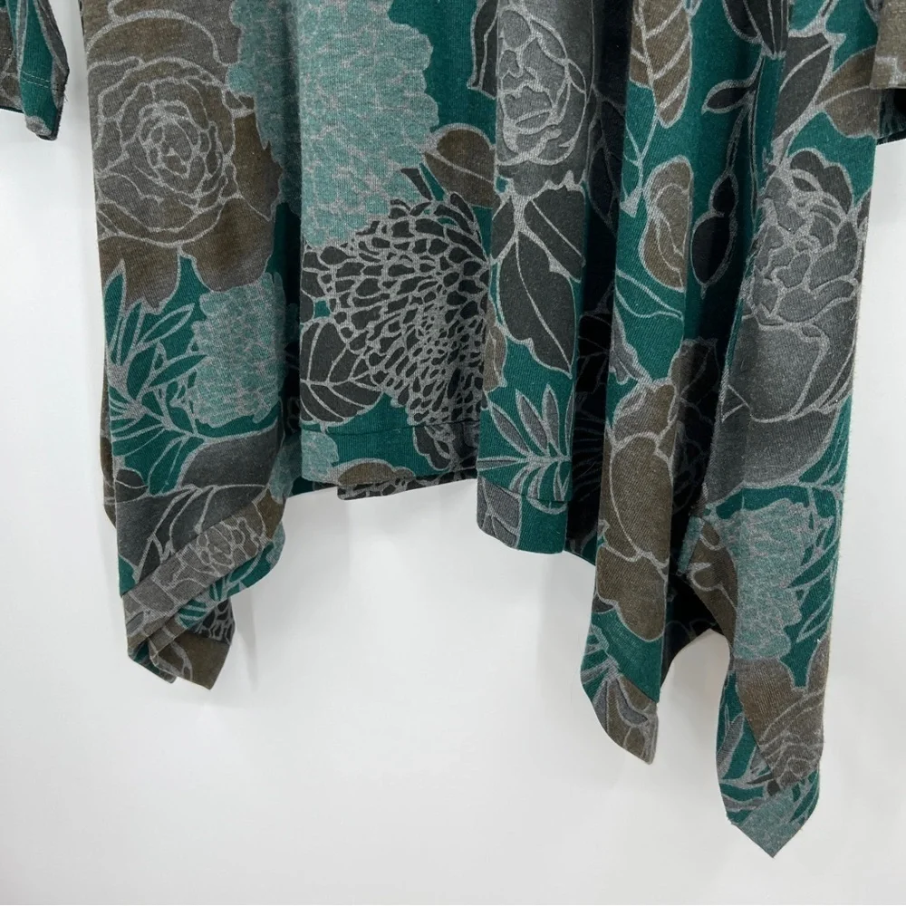 Avenue Floral Leaf Slit Roundneck Three-Quarter Sleeves Sharkbite Blouse - Picture 4 of 10